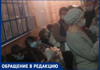 «Люди теряли сознание, беременные едва стояли»: волжанка о забитой битком поликлинике в разгар пандемии
