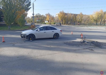 В Волжском на «кольце» столкнулись иномарка и велосипед