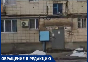 Волжанка заявила об угрозе после демонтажа козырька над подъездом
