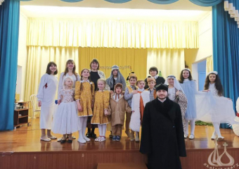 Юные христославы выступили в Волжском перед зрителями с рождественским представлением