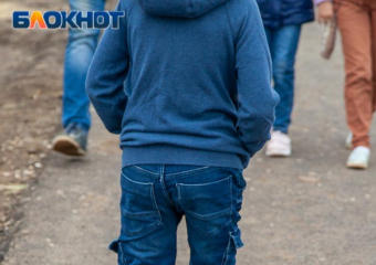 Школьник на самокате попал под колеса иномарки в Волжском