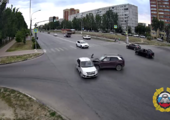 4-летняя девочка в больнице после столкновения двух авто в Волжском