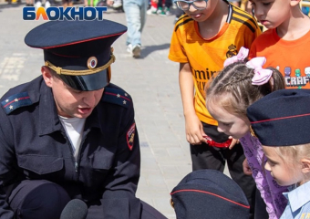 «ТЕХНО-ДРАЙВ»: от пожарной машины до робота — в Волжском детям показали технику городских служб