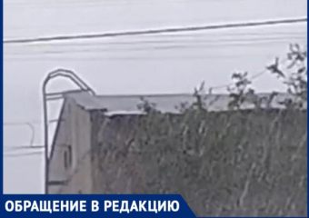 Волжанка заметила опасность на крыше дома: видео