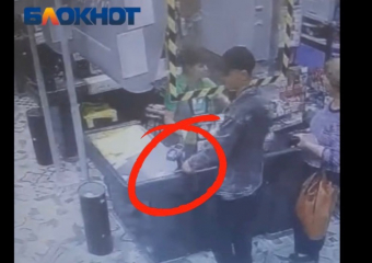 Молодую мать обокрали в магазине Волжского: видео