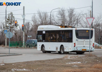 В Волжском в ДТП с автобусом пострадали 90-летняя женщина и малыш
