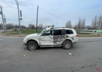 В Волжском лихач на внедорожнике пролетел на красный и встретился с фурой