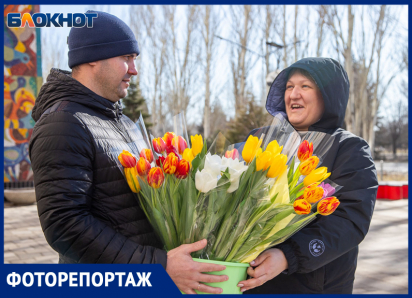 Волжане спешат с цветами к празднику: фотозарисовки праздничной суеты