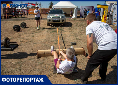 Тянули машины, стояли на гвоздях и ковали монеты: как развлекали гостей на Ultra 100