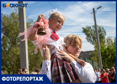 Более 30 тысяч школьников посетили линейки в Волжском: яркие кадры 1 сентября