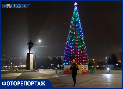 Волжский засиял к Новому году: атмосферные кадры ночного города 