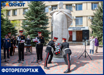 В Волжском прошел традиционный митинг у памятника Жукову: фоторепортаж