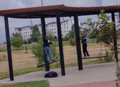 Разделись, нахамили и справили нужду в парке: в Волжском несовершеннолетние превратили общественное место в арену для своих диких «развлечений»