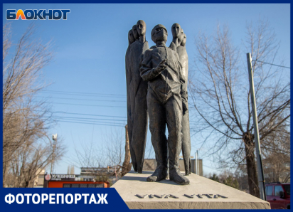 Черный март — белые халаты: кто застыл в бронзе у стен больниц в память о подвиге врачей спустя 6 лет после первого удара COVID-19