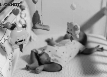 В Волжском младенец в грязи умирал от голода, пока мать пила