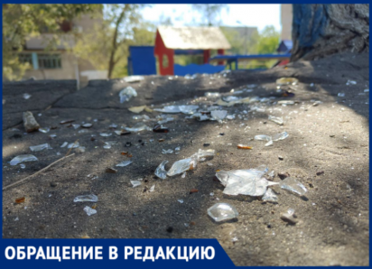 Битое стекло вместо песка: детская площадка в Волжском может стать местом трагедии из-за халатности УК