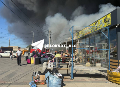 Огромный пожар на рынке в Волгограде полыхает с самого утра 
