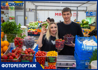 ТЦ «Якорь»  поздравляет волжан с Днем России и приглашает за покупками