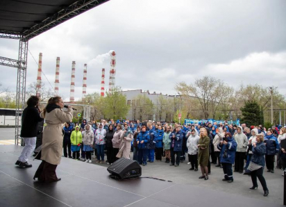 Праздник для своих! «Волжский абразивный завод» по-семейному встретил 65-летие