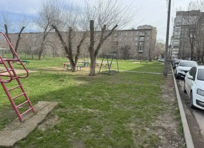 В администрации Волжского объяснили, почему во дворе нельзя быстро обустроить парковку