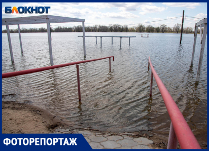 Затопило городской пляж в Волжском: несмотря на пиковый сброс с ГЭС, волжане отдыхают у воды