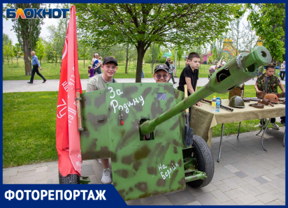 Волжский встретил День Победы праздником в парке, «Катюшей» в автобусе и гигантским Знаменем Победы на главной площади