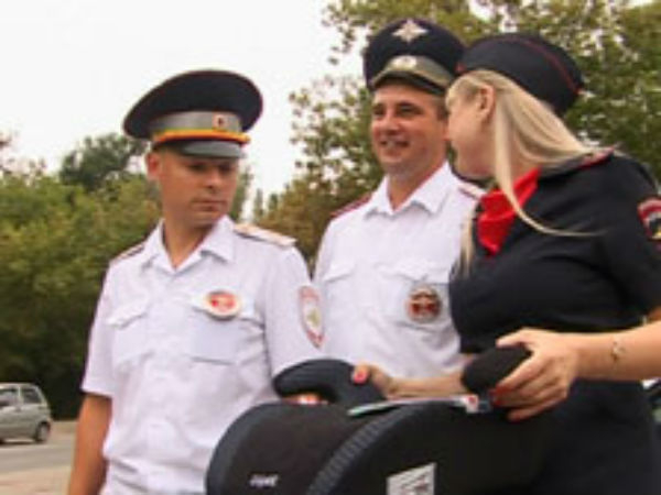 В Волгограде сотрудники ГАИ дарили детские автокресла