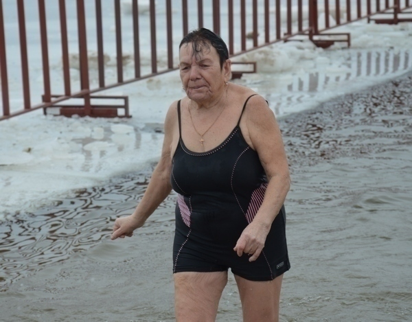 80-летняя волжанка Валентина Чернышова в 48-й раз окунулась в прорубь на Крещение
