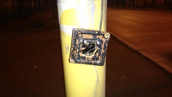 В Волжском вандалы сломали кнопку светофора на «перекрестке смерти»