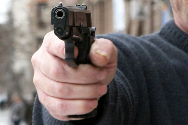 57-летний волжанин разгуливал по городу с боевым пистолетом в кармане