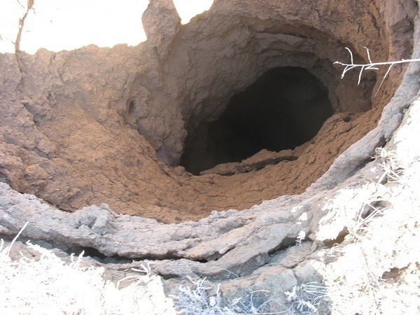 Загадочная воронка в поле под Волгоградом оказалась обычным обвалом грунта