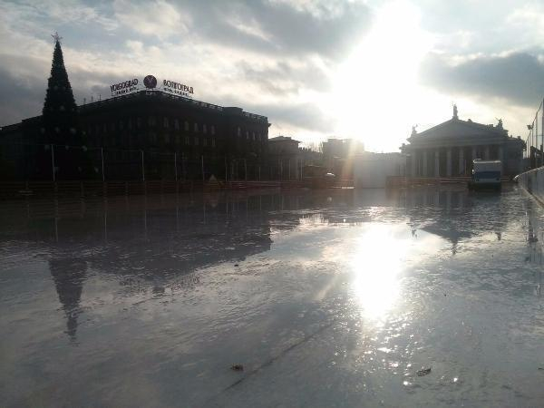 Искусственный каток за 46 миллионов в центре Волгограда закрыли спустя три дня