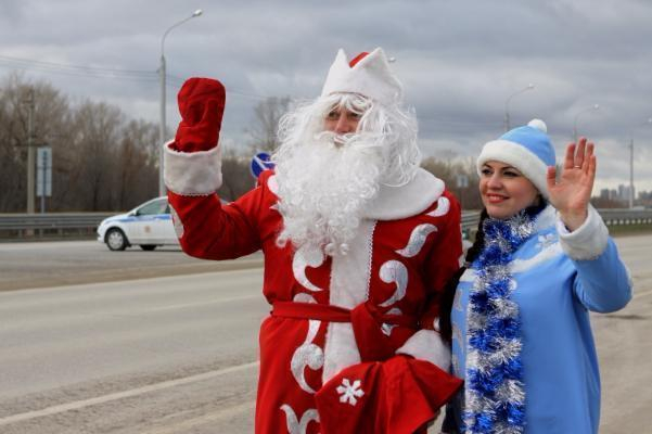Волгоградские дорожные полицейские на день стали Дедами Морозами и Снегурочками