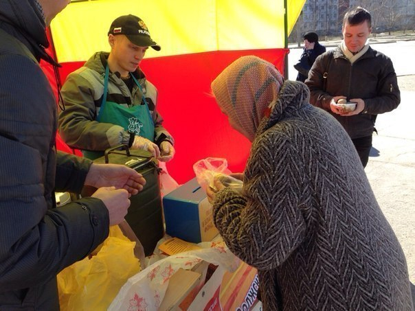Волжские волонтёры раздают бесплатные горячие обеды для бедных