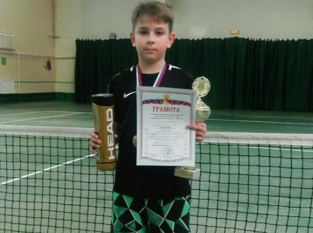 Волжанин завоевал кубок турнира по теннису