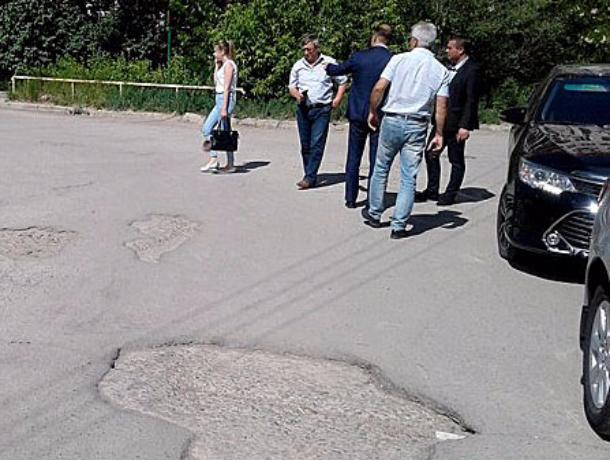 Депутат добился ремонт дорог на подконтрольной территории, чтобы с комфортом ездить на Toyota Camry