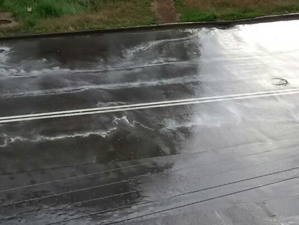 Новенькая дорожная разметка размылась с первым дождем в Волжском