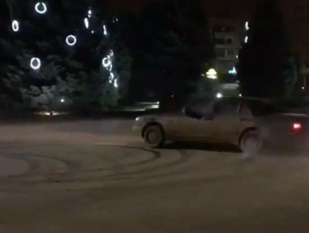 Обезбашенный водитель устроил турнир по дрифту на оживленной дороге в центре Волжского