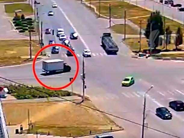 Легковушка врезалась в грузовик на перекрестке в Волжском