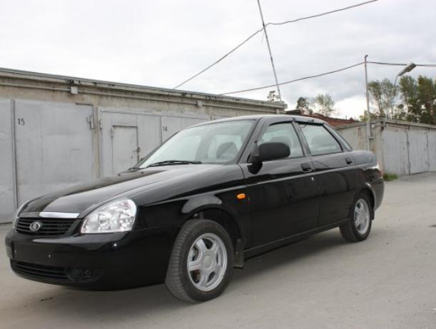 Молодые люди сливают бензин и скрываются на "приоре"