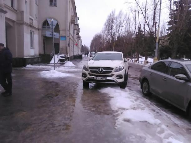 Автохам на Mercedes нарушил несколько правил парковки в Волжском