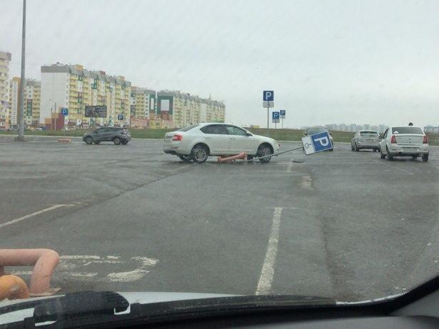 Понтовщик на Skoda выбил страйк на парковке в Волжском