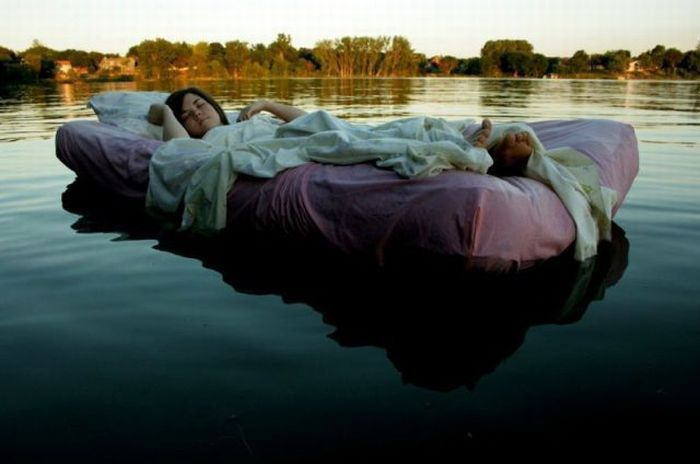 18-летняя девушка уснула на надувном матраце посреди Волги