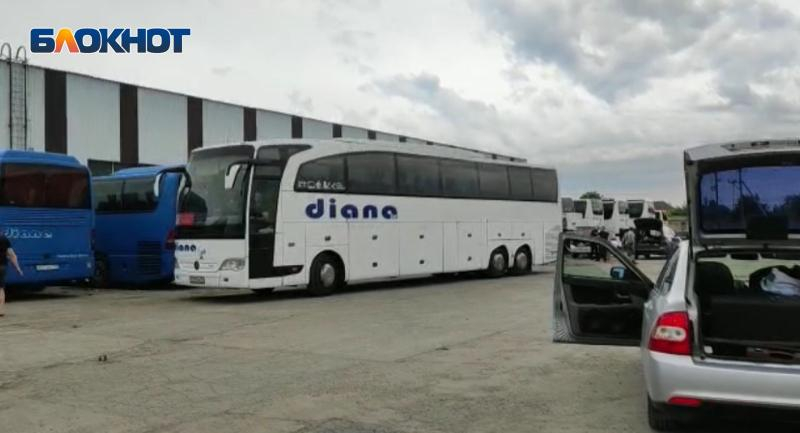 В Волжском у перевозчика «Диана тур» изъяли все автобусы за долги: ВИДЕО