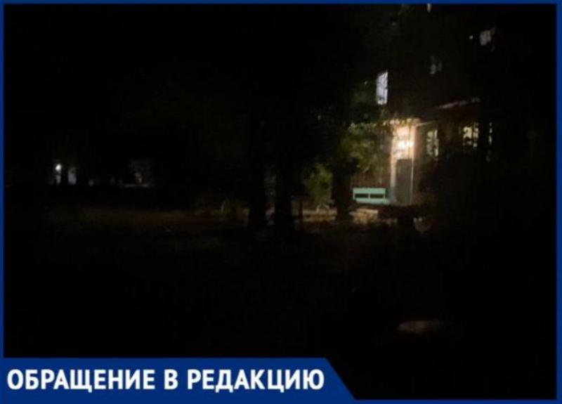 Ни одного фонаря: в кромешной тьме живет целый двор в 5 минутах от центра Волжского