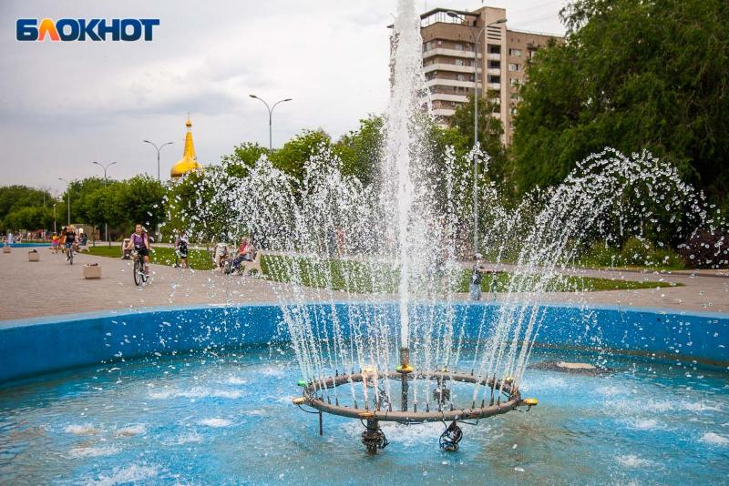 10-летние девочки оскорбляют и нападают на людей в парке в Волжском