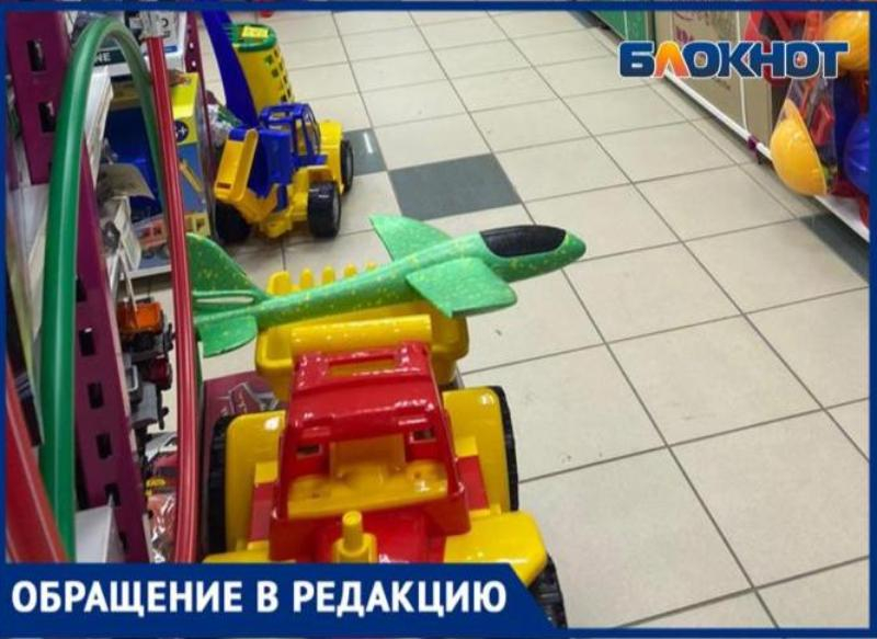 Ребенка-инвалида довели до слез в магазине в Волжском