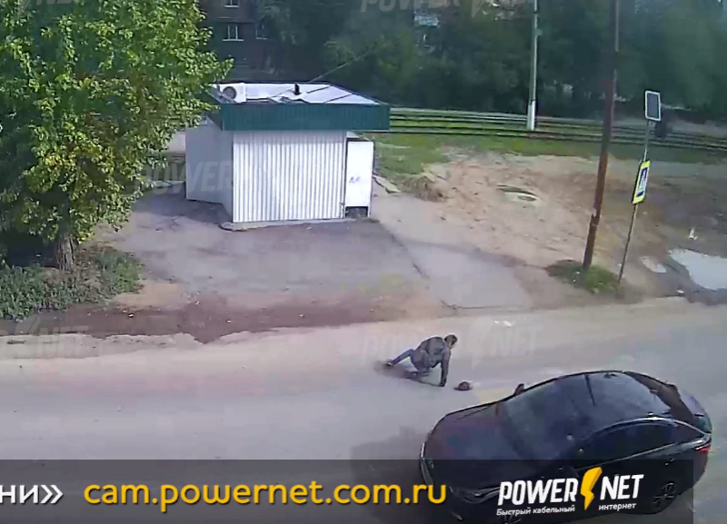 Водитель иномарки сбил мужчину на переходе в Волжском: видео