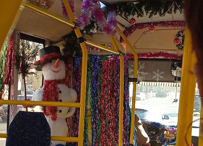В Волжском автобус украсили к Новому году