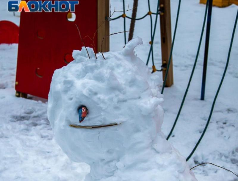 Ничего, кроме уборки снега не смогли себе позволить на праздники жители Волжского